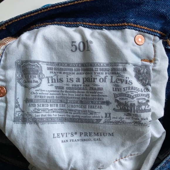 SOLD - LIKE NEW Levi’s 501 Distressed Raw Hem Crop Jeans - Picture 12 of 13